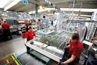 Anglia praca na produkcji okien przy montażu w fabryce z Blackburn