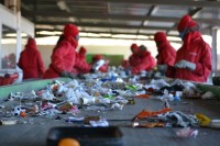 Fizyczna praca Anglia przy sortowaniu śmieci na taśmie Milton Keynes UK